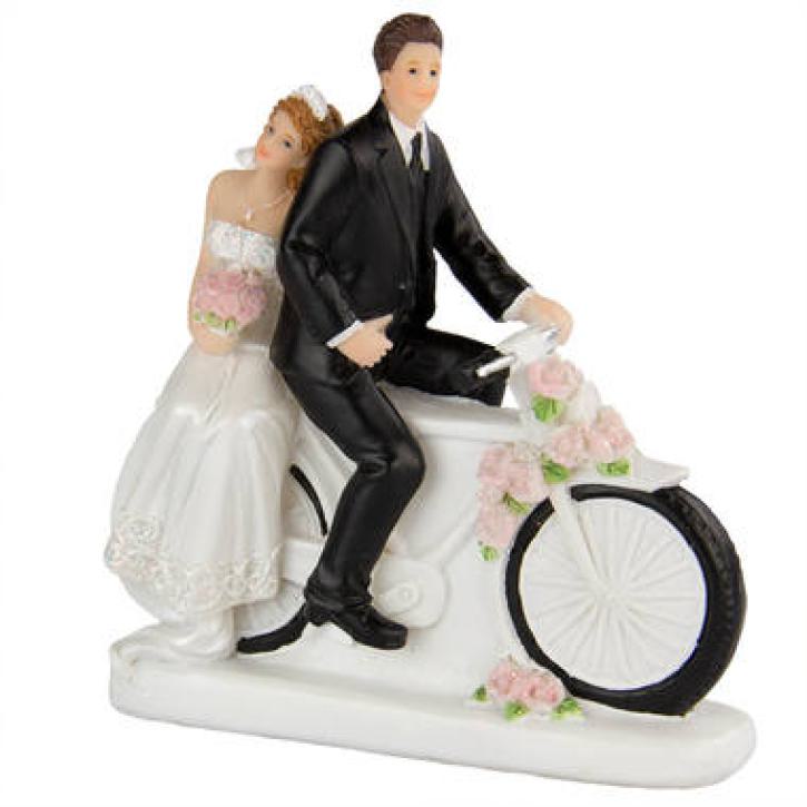 Hochzeitspaar auf dem Fahrrad